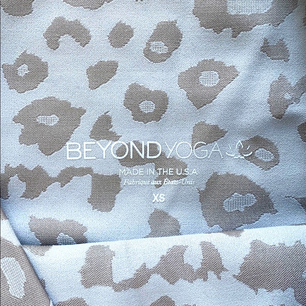 SOLD❌❌❌Beyond Yoga Jacquard Leopard High Rise Legging - Picture 4 of 7